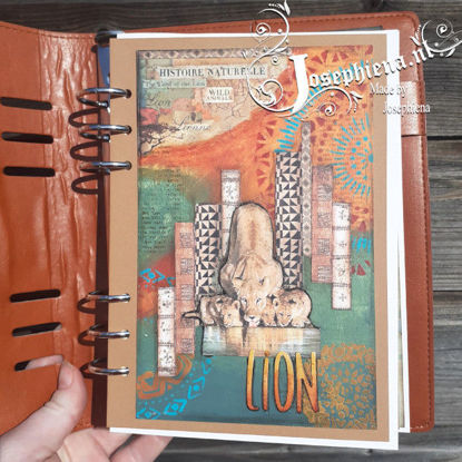 Deze art journal pagina is gemaakt met papier en een stencil van Stamperia uit de Savane collectie. Verf van Cadence, stempel en stans van Gummiapan.